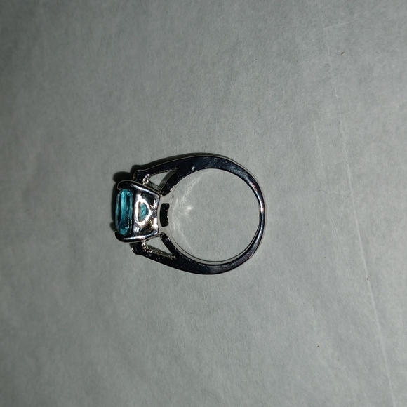 PRETTY BLUE TOPAZ RING Various Sizes - Picture 6 of 9